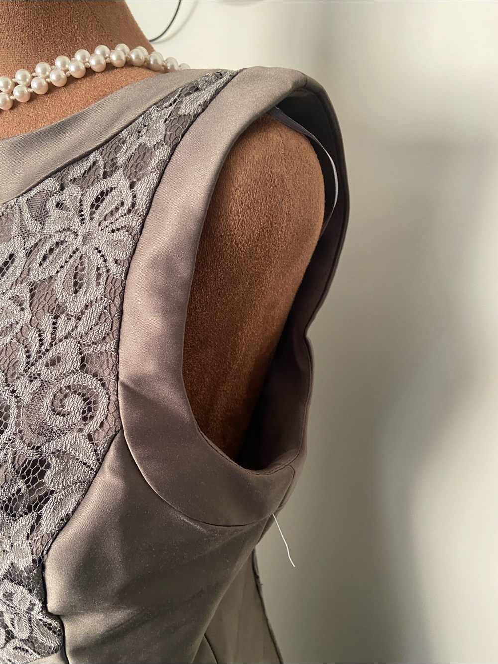 Signature by Sangria Grey Satin & Lace Panel Sheath Cocktail Dress NWOT size 8 - Picture 4 of 15